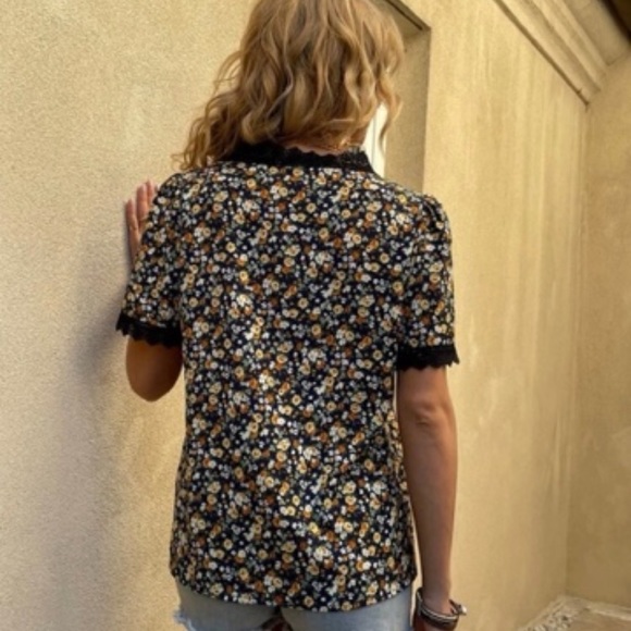 EUC! Size Xl runs slightly small . Lace and floral top - Picture 5 of 5